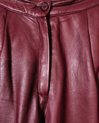 Pantalón de piel burdeos